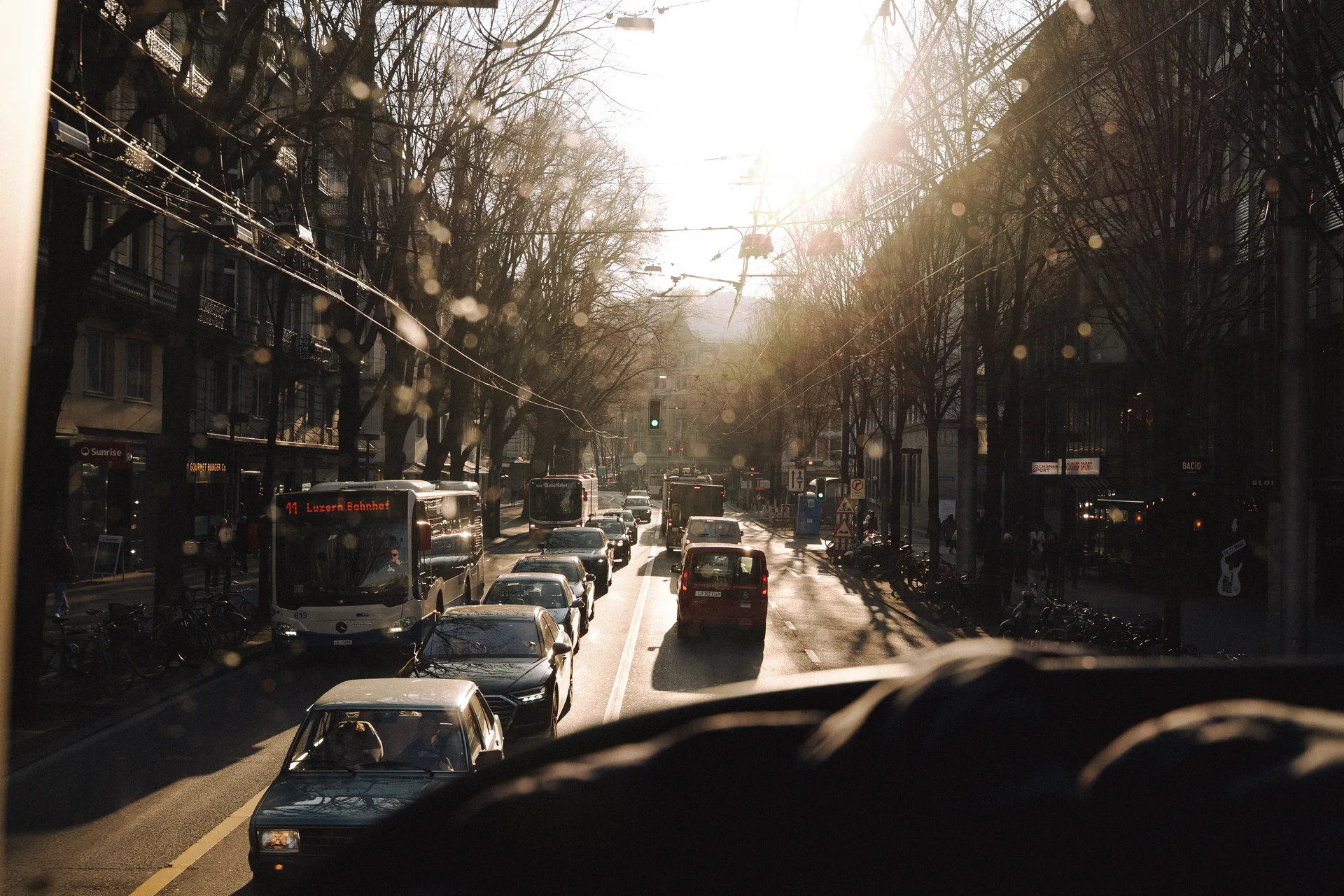 Verkehr in warmem Stadtlicht