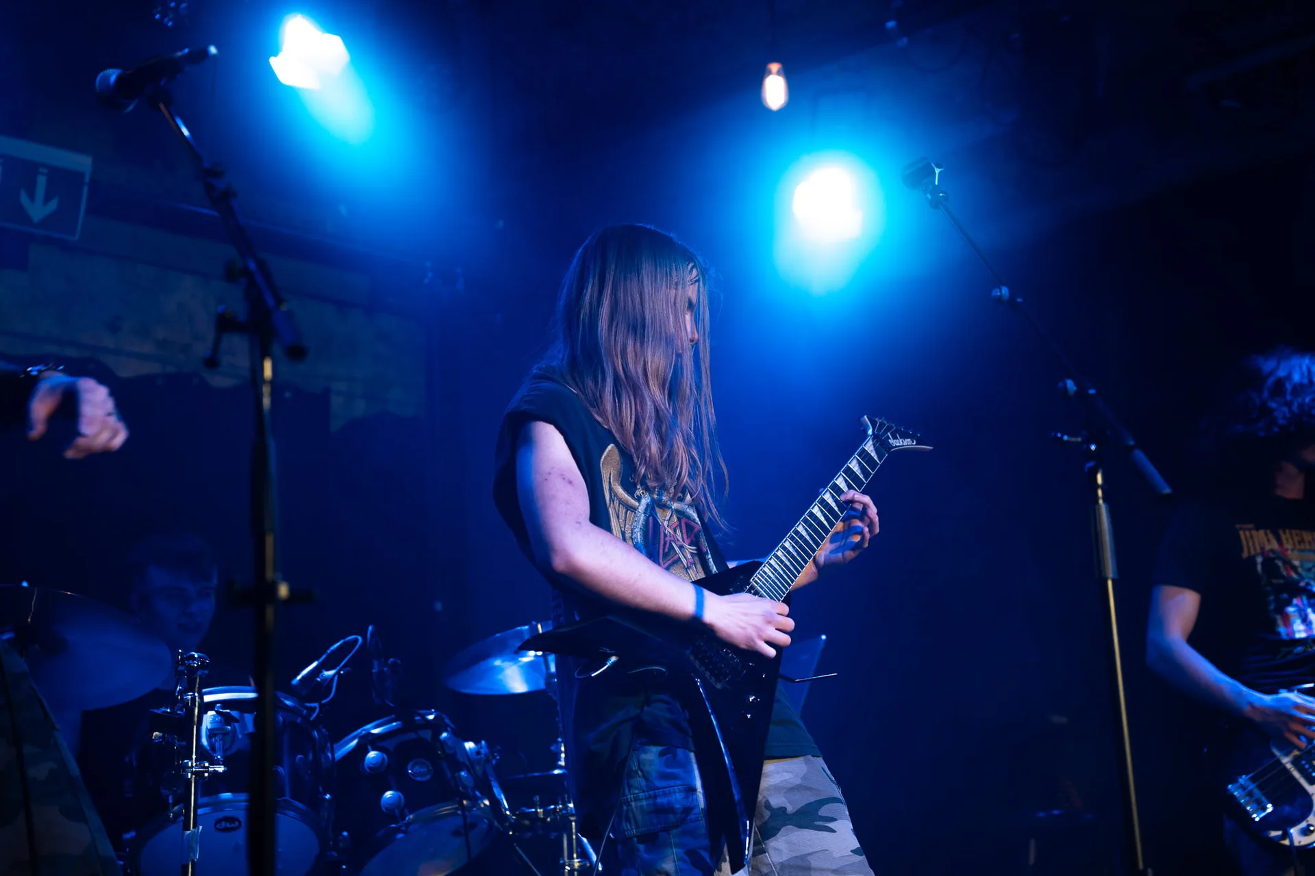 Gitarrist in blauem Bühnenlicht